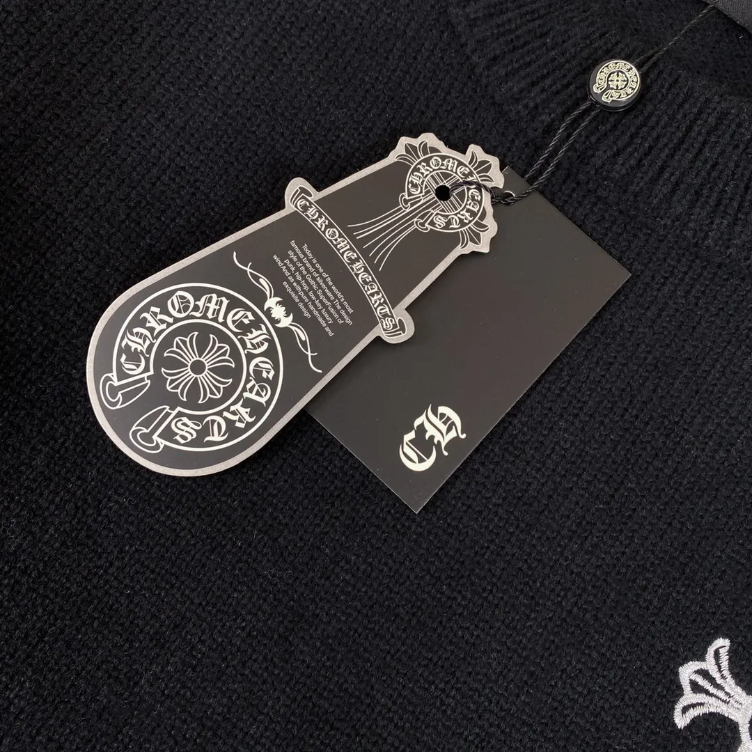 P240 Chrome Hearts CH Chrome Hearts Embroidered Disk Sanskrit Cross Hole Knitted Sweater Pullover. It’s a very popular style. It’s the same style for men and women. It’s matched with black and white. It looks great in real life. It looks good on the upper body. It looks good in daily wear. It’s even better when taking photos. It’s hard not to buy it. Buy it for me!!! Believe me, no one can refuse such a machine-length Chrome Hearts jacket. The version has been expanded based on the old version. The upper body is loose and stylish, and the hem is expanded to a casual design. Fat people look extremely slim, thin people have limited height and high-end. Ten thousand yuan ZP printing, 1:1 perfect restoration, looks good when worn alone or stacked, can be easily controlled by both men and women. If you care more about quality, you must also respect the price. It is completely different from the thin see-through bottoms and junk products on the market that pill when worn. If the style makes you shine at a glance, then quality is what you should pay more attention to. Compared with price, we focus on quality. Customers who have received my products all know it. ️️️ Sweaters on the market are generally made of bract core yarn. We use modal. The advantages over core-spun yarn are very intuitive: high cost, high price, high density, relatively expensive for developers, and let us make a lot less money. In addition, it is delicate, has no scum on the upper body, resists pilling, and is high-end. We are conscientious sellers and do not use core-spun yarn. Apart from being cheap, core-spun yarn is really useless. It shrinks, pills, hooks, and makes people pierced. He is proficient in everything. It is 2024. Who doesn’t want to look decent when they go out? Quality determines the upper body effect. No matter how bad the quality, the best style is still the temperament of the urban-rural fringe. We only do long-term business. Quality determines character. Take it back and wear it with confidence and wash it. The quality of the pattern will definitely make your eyes shine. We only make the right version of high quality. We make high-end hard goods. Reject junk goods and reject fast food. Conscientious quality and conscientious price. You deserve it!  Color: Black Beige Gray Size: S M L